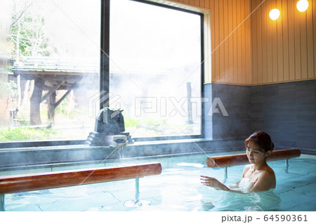 温泉のお風呂を楽しむ女性 64590361