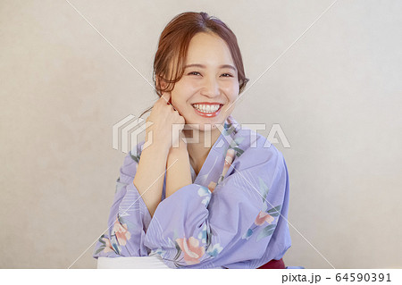 温泉旅行を楽しむ女性 64590391