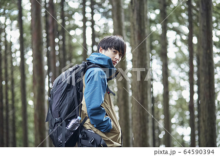 登山をする男性 登山をする男性 64590394