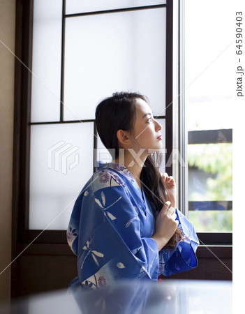旅館で身支度をする女性 旅館で身支度をする女性 64590403