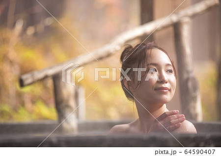温泉旅行を楽しむ女性 64590407