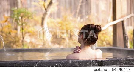 温泉旅行を楽しむ女性 温泉旅行を楽しむ女性 64590418