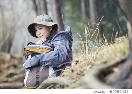 山で休憩をする女性 山で休憩をする女性 64590432
