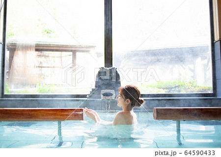 温泉のお風呂を楽しむ女性 64590433
