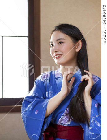 旅館で身支度をする女性 64590440