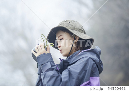 山頂で食事をする女性 64590441