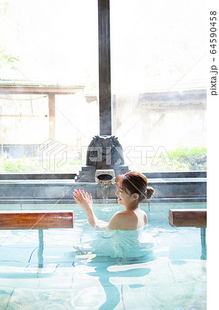 温泉のお風呂を楽しむ女性 64590458