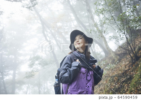 登山をする女性 64590459