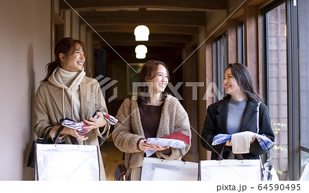 温泉旅行を楽しむ女性と友達 温泉旅行を楽しむ女性と友達 64590495