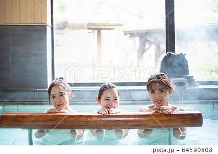 露天風呂を楽しむ女性と友達 露天風呂を楽しむ女性と友達 64590508