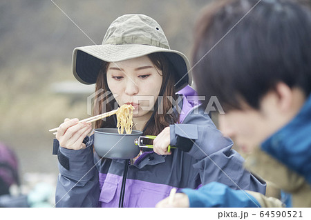 山頂で食事をするカップル 山頂で食事をするカップル 64590521
