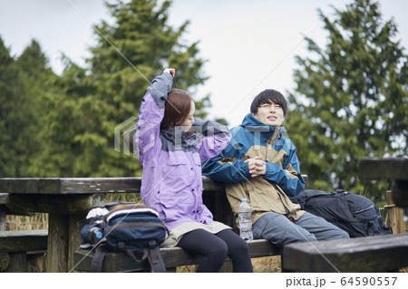 山で休憩をするカップルの写真素材