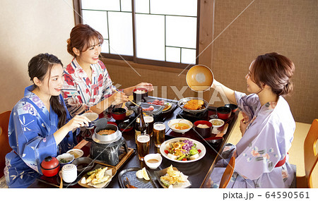 温泉旅行を楽しむ女性と友達 64590561