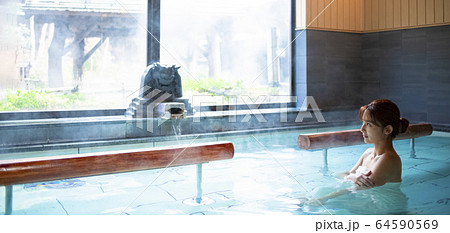 温泉のお風呂を楽しむ女性 64590569