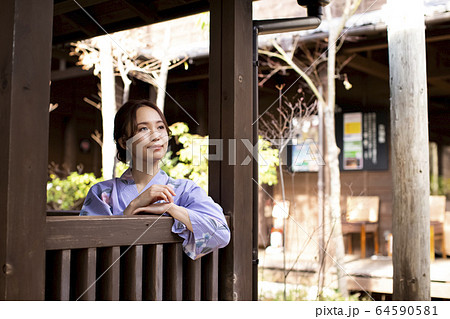 温泉旅行を楽しむ女性 64590581