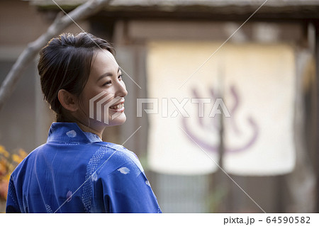 温泉旅行を楽しむ女性 64590582