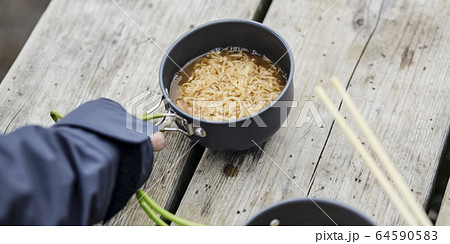 料理を作る手元 64590583