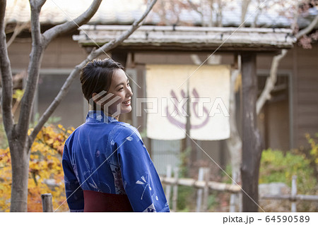 温泉旅行を楽しむ女性 温泉旅行を楽しむ女性 64590589