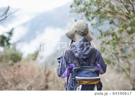 登山をする女性 登山をする女性 64590617