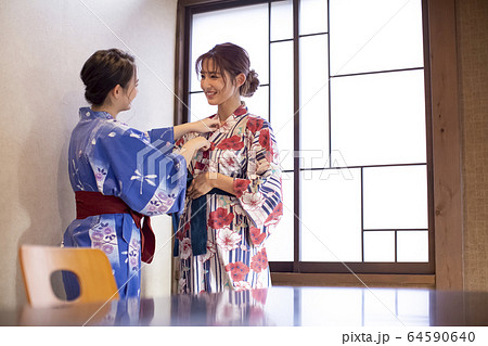 温泉旅行を楽しむ女性と友達 64590640