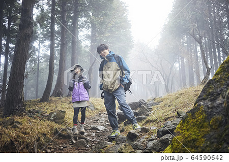 登山をするカップル 64590642
