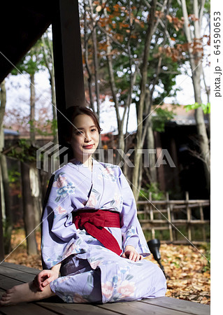 温泉旅行を楽しむ女性 64590653