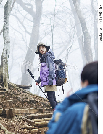 登山をするカップル 64590667