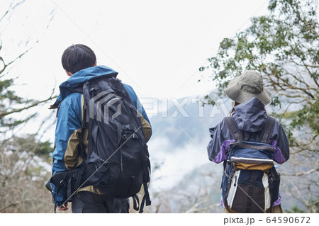 登山をするカップル 64590672