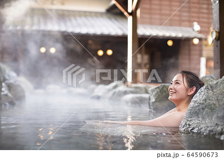 露天風呂を楽しむ女性 64590673