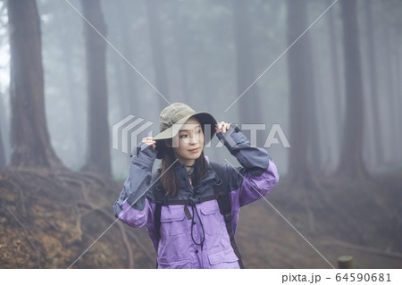 登山をする女性 登山をする女性 64590681