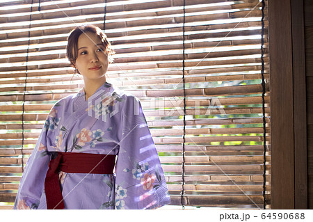 温泉旅行を楽しむ女性 64590688