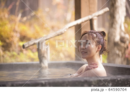 温泉旅行を楽しむ女性 温泉旅行を楽しむ女性 64590704