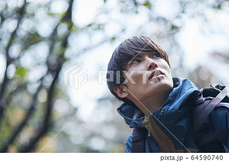 登山をする男性 登山をする男性 64590740