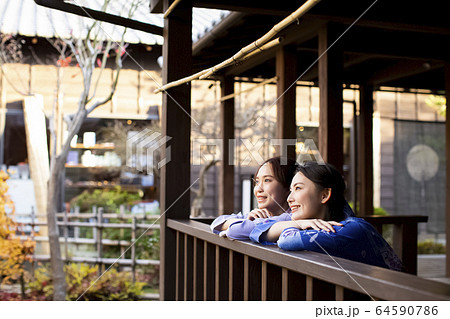 温泉旅行を楽しむ女性と友達 温泉旅行を楽しむ女性と友達 64590786