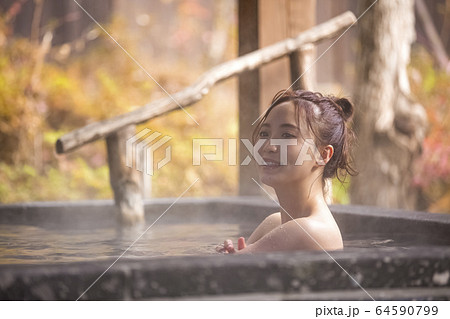 温泉旅行を楽しむ女性 64590799