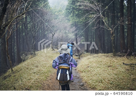 登山をするカップル 登山をするカップル 64590810