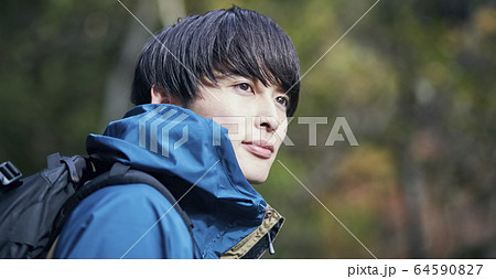 登山をする男性 64590827