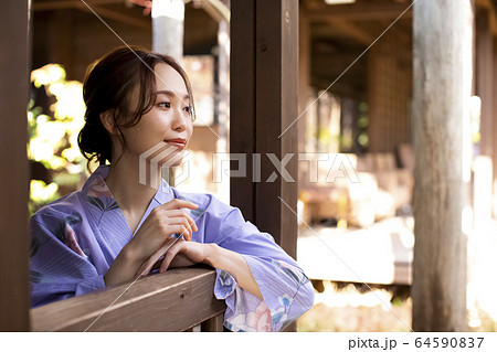 温泉旅行を楽しむ女性 64590837