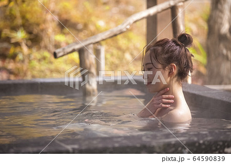 温泉旅行を楽しむ女性 温泉旅行を楽しむ女性 64590839