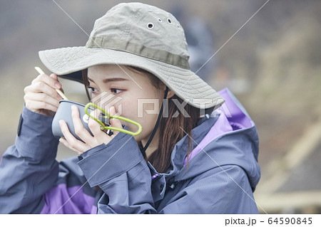 山頂で食事をする女性 山頂で食事をする女性 64590845