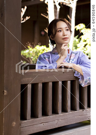 温泉旅行を楽しむ女性 温泉旅行を楽しむ女性 64590846