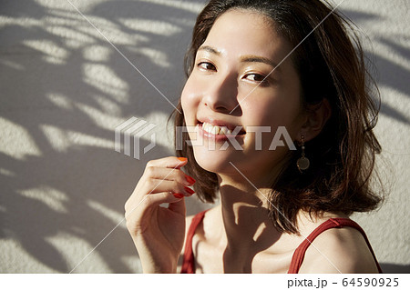 女性のビューティーポートレート 女性のビューティーポートレート 64590925