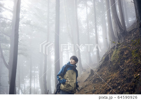 登山をする男性 登山をする男性 64590926