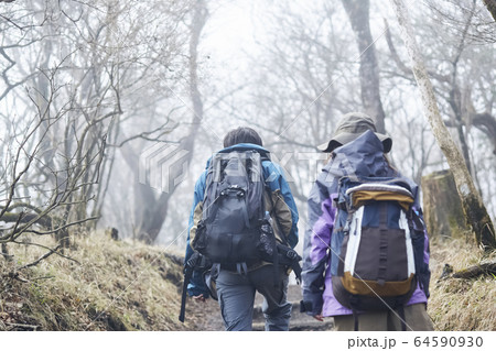 登山をするカップル 登山をするカップル 64590930