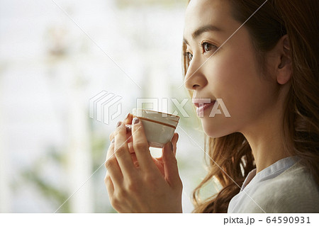 お酒を飲む女性の写真素材