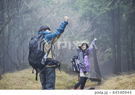 登山をするカップル 64590944