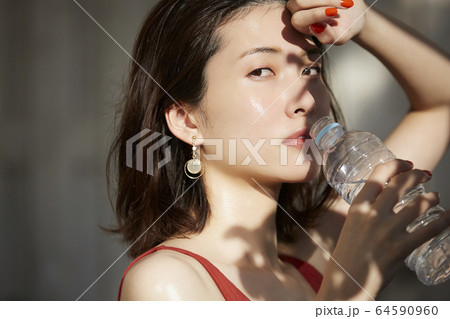 水を飲む女性 64590960