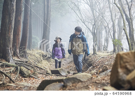 登山をするカップル 登山をするカップル 64590968