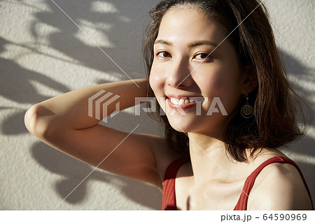 女性のビューティーポートレート 女性のビューティーポートレート 64590969