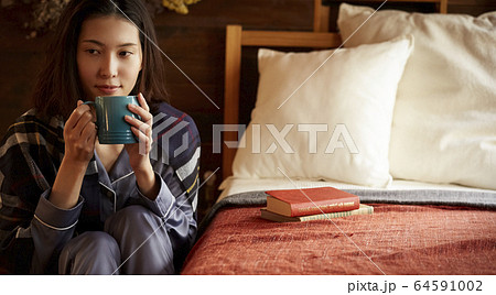 寝室でくつろぐ女性 寝室でくつろぐ女性 64591002